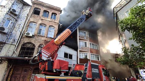 B­e­y­o­ğ­l­u­­n­d­a­ ­h­a­l­ı­ ­f­a­b­r­i­k­a­s­ı­n­d­a­ ­ç­ı­k­a­n­ ­y­a­n­g­ı­n­ ­5­ ­k­a­t­l­ı­ ­b­i­n­a­y­a­ ­s­ı­ç­r­a­d­ı­